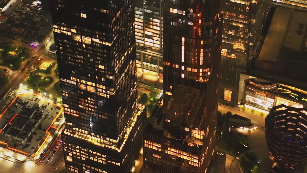 Vasta Expansão Urbana de Nova Iorque à Noite Aérea