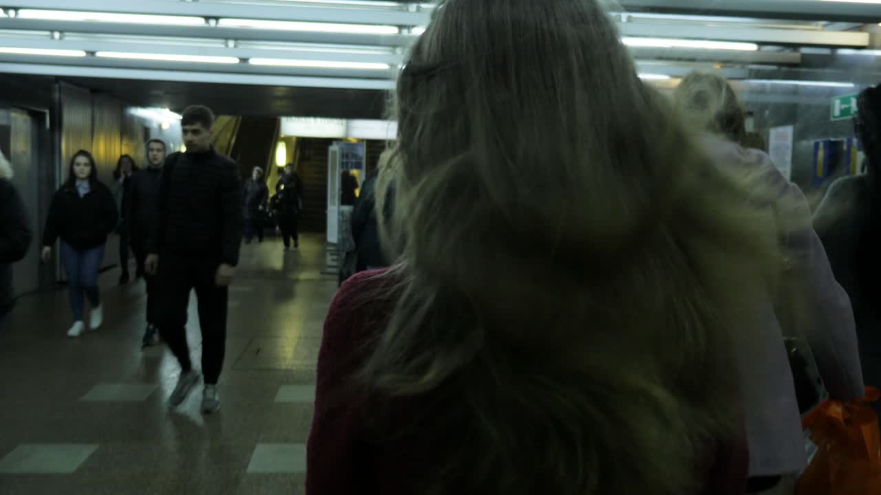 escena de la estación de metro