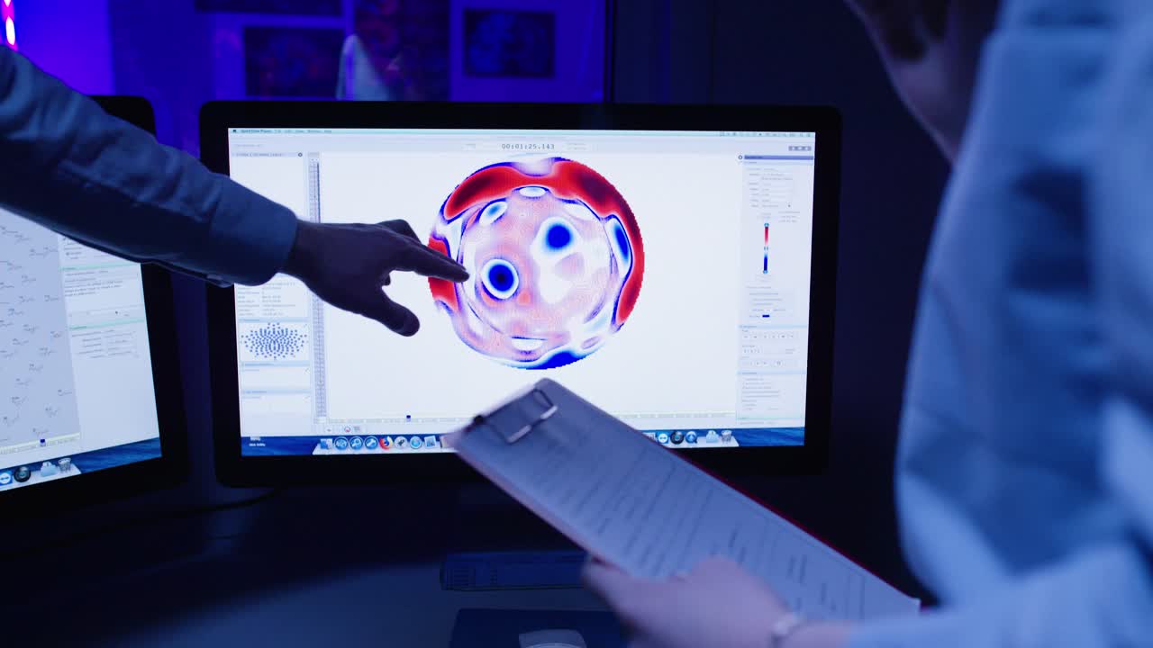 과학자들이 실험실에서 데이터 분석에 협력하고 있습니다.