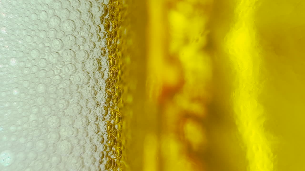 거품과 거품이 있는 맥주  ⁇ 비의 수직  ⁇