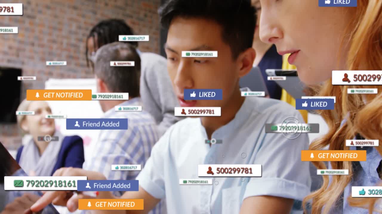 스마트 폰을 사용하는 사람들 위에 떨어지는 소셜 미디어 아이콘의 애니메이션