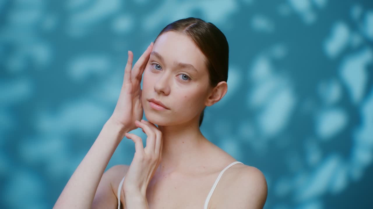 얼굴 과 목 을 만지는 여자 의 초상화