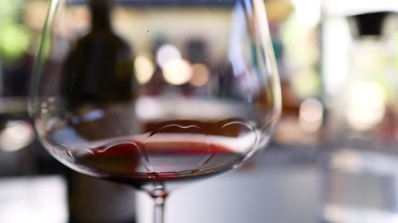 Bicchiere di vino sul tavolo in un ristorante di Torino