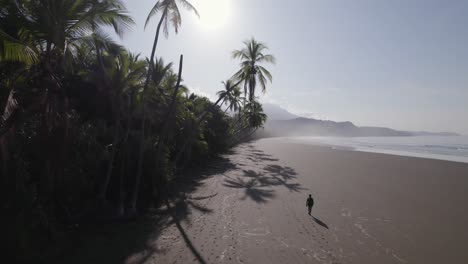 Ruhigen-Morgen-Allein-Am-Strand