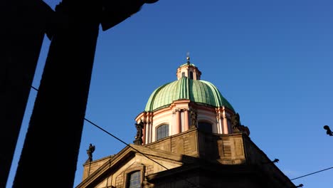 la arquitectura barroca de cúpula verde de san