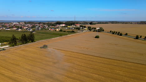 Mähdrescher-Erntet-Reifes-Weizenfeld