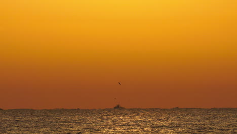 amanecer en el mar en barcelona