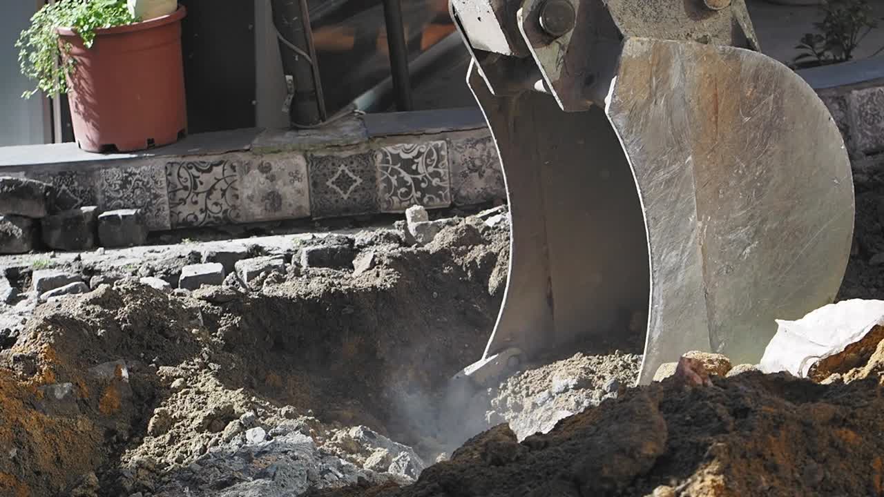 excavadora cavando un agujero