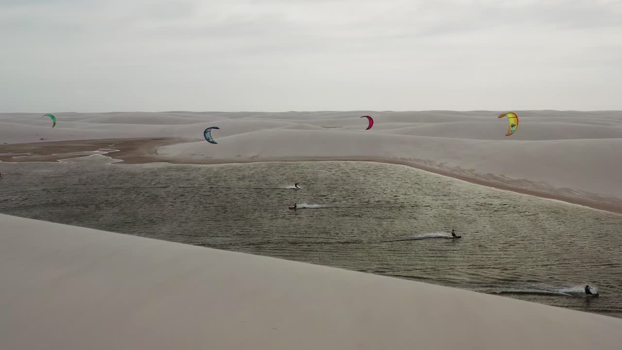 kitesurf en un pequeño lago en las famosas dunas de lencois maranhenses