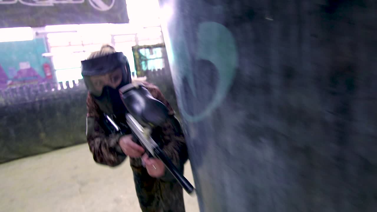 실내 페인트볼을 하는 소녀와 소년 - 17