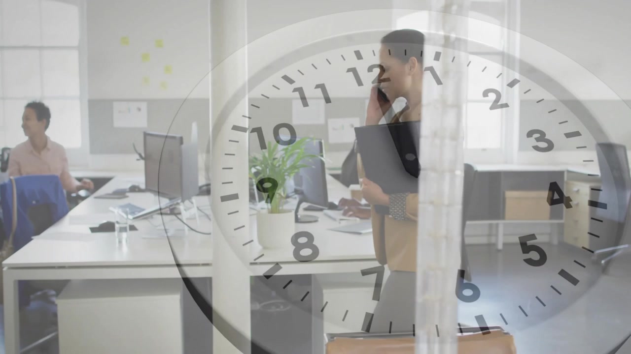 Empresaria caminando y hablando por teléfono en la oficina mientras aparece gradualmente una superposición de reloj, mostrando el paso del tiempo.