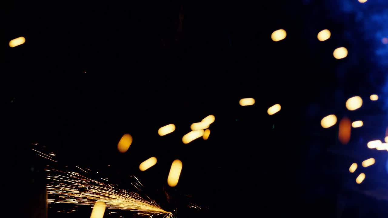 soldador que suelda un metal