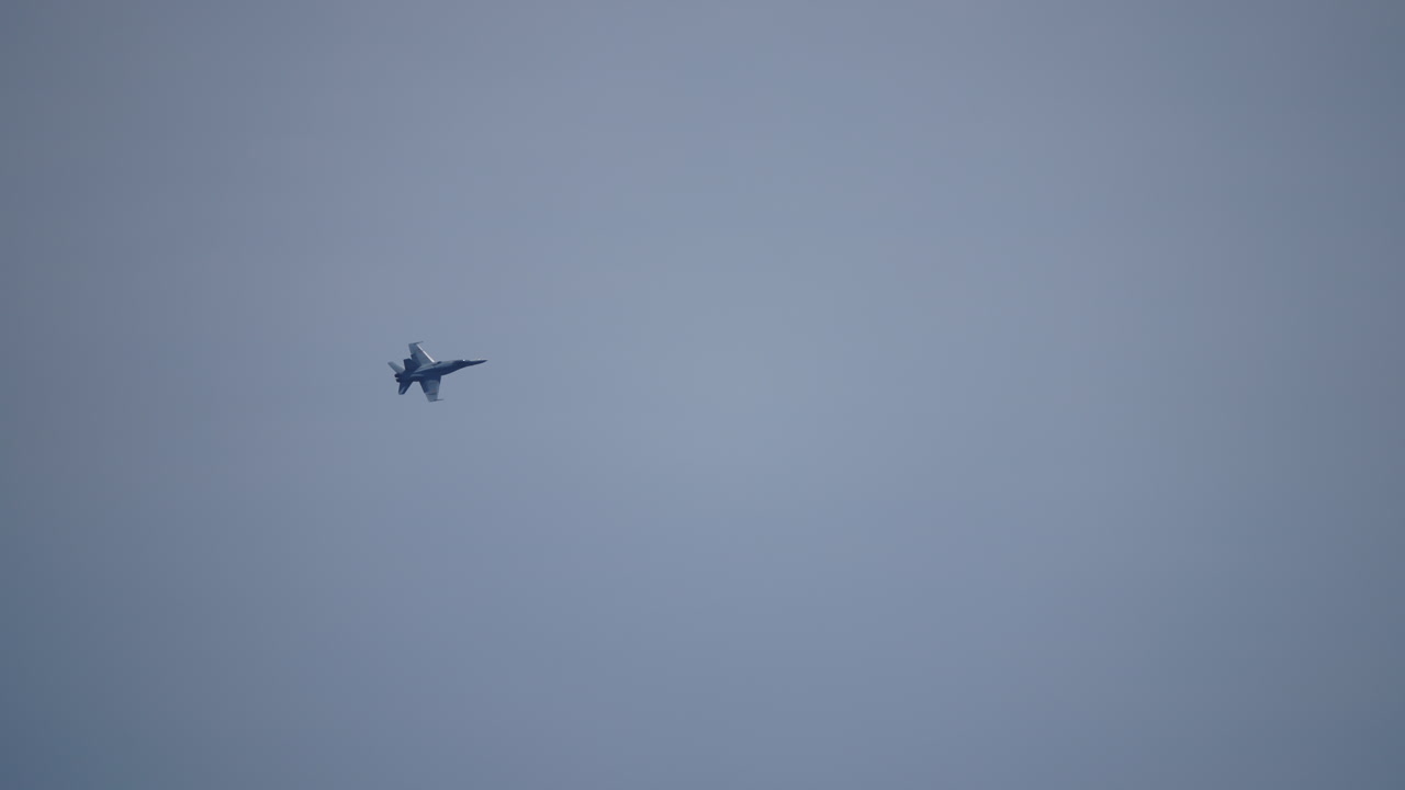 avión de combate en el cielo