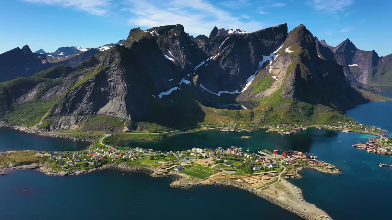 레이네 로포텐 (reine lofoten) 은 노르웨이의 노르드랜드 카운티에 있는 군도이다.