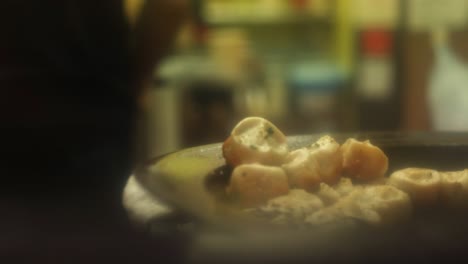 sartén para cocinar con comida