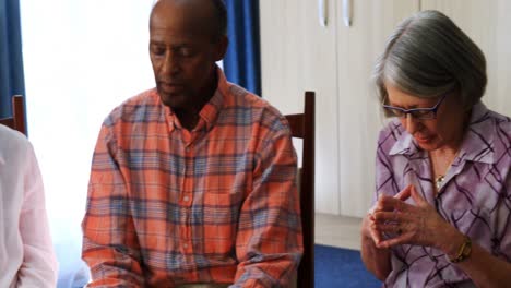 personas mayores meditando con una doctora en un hogar de ancianos 4k