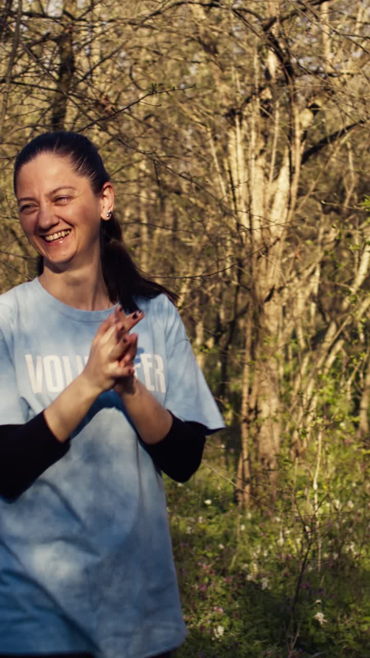 Voluntarios contentos chocando los cinco en un entorno soleado al aire libre