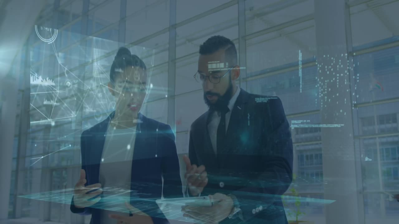 animación del procesamiento de datos sobre diversas personas de negocios hablando