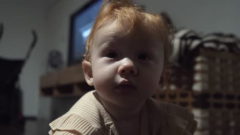 Babymädchen-Schaut-Verwirrt-In-Die-Kamera