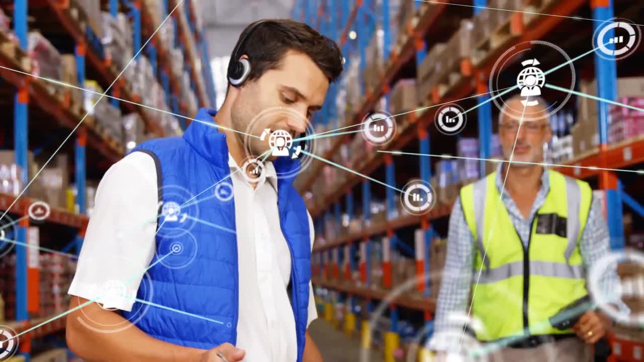 animación de una red de iconos digitales sobre dos supervisores caucásicos discutiendo en un almacén