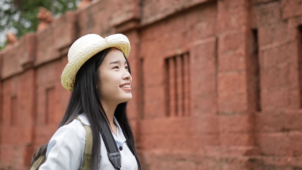primer plano horizontal de la mano de una mujer usando un teléfono inteligente con pantalla verde