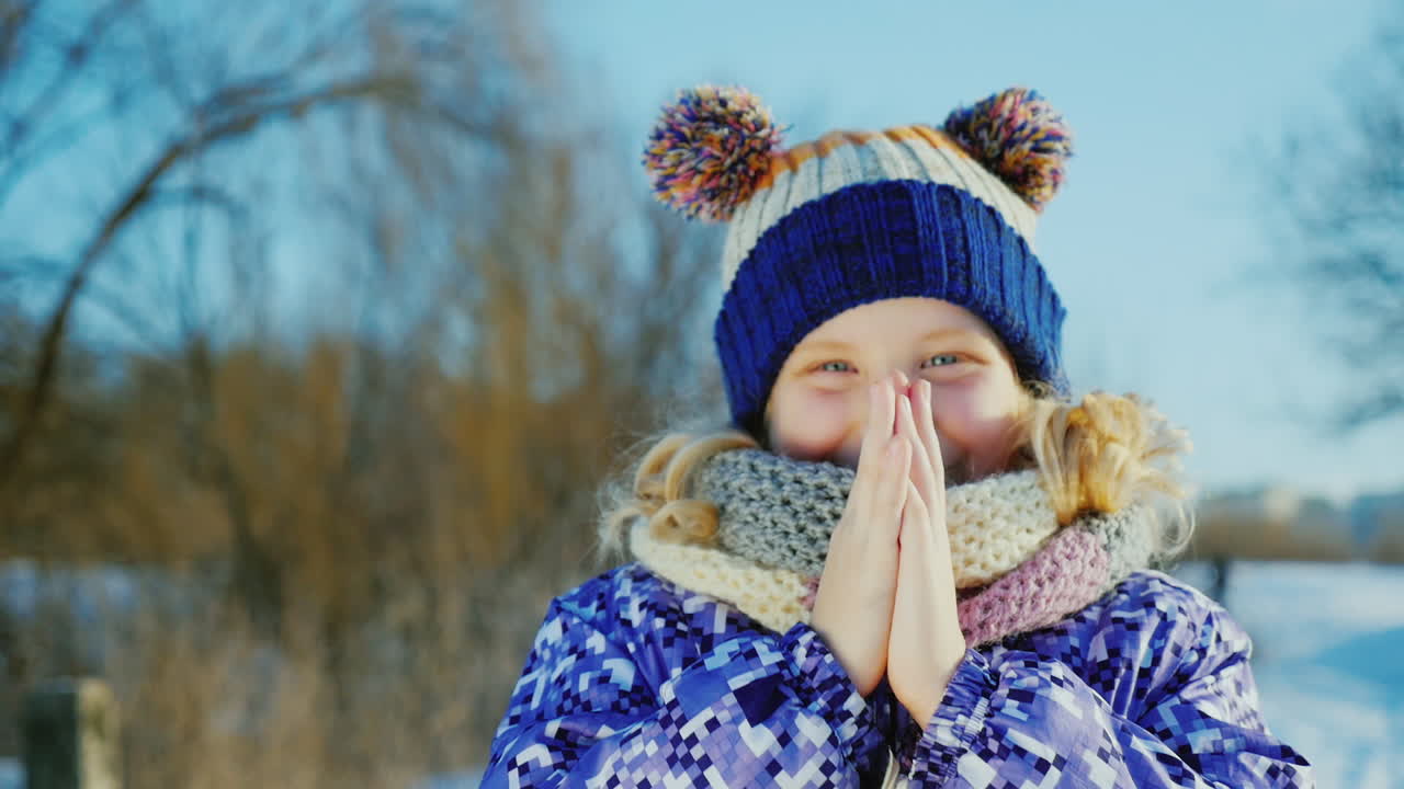 Bambina di 5 anni si gode l'inverno - lancia la neve 2
