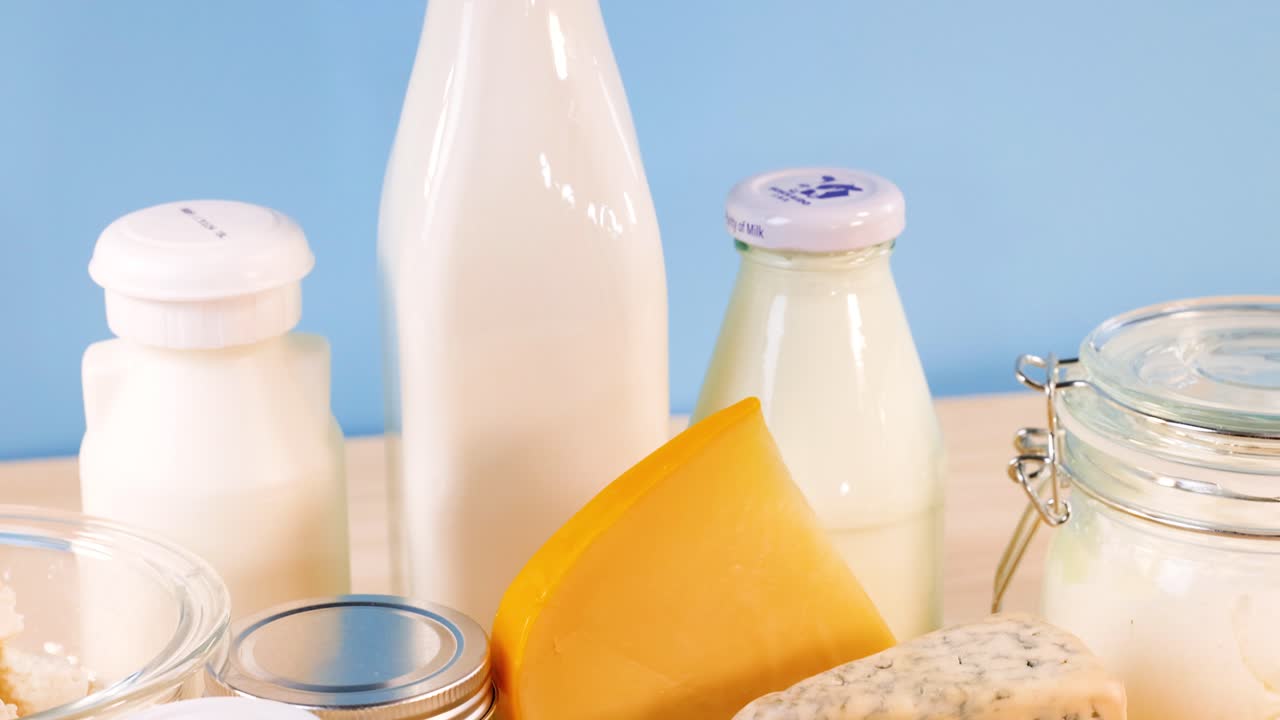 productos lácteos variados exhibidos contra un telón de fondo azul