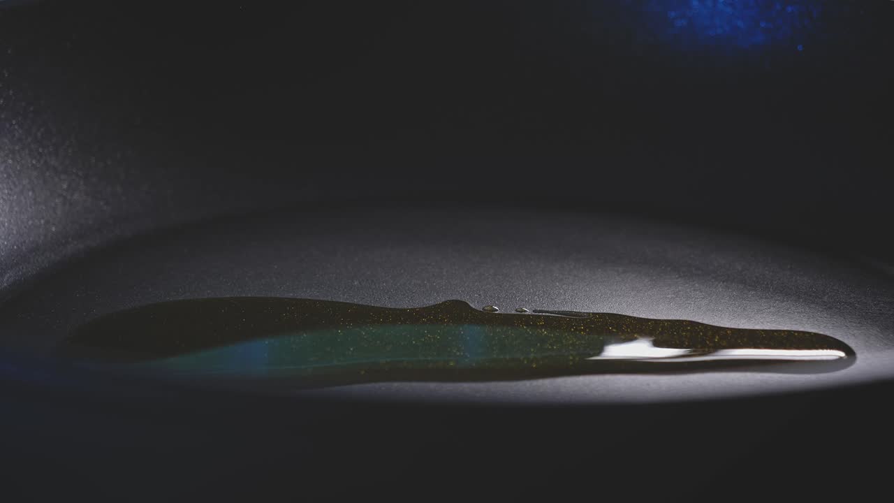 verter aceite de cocina en la olla preparar soja agridulce con arroz