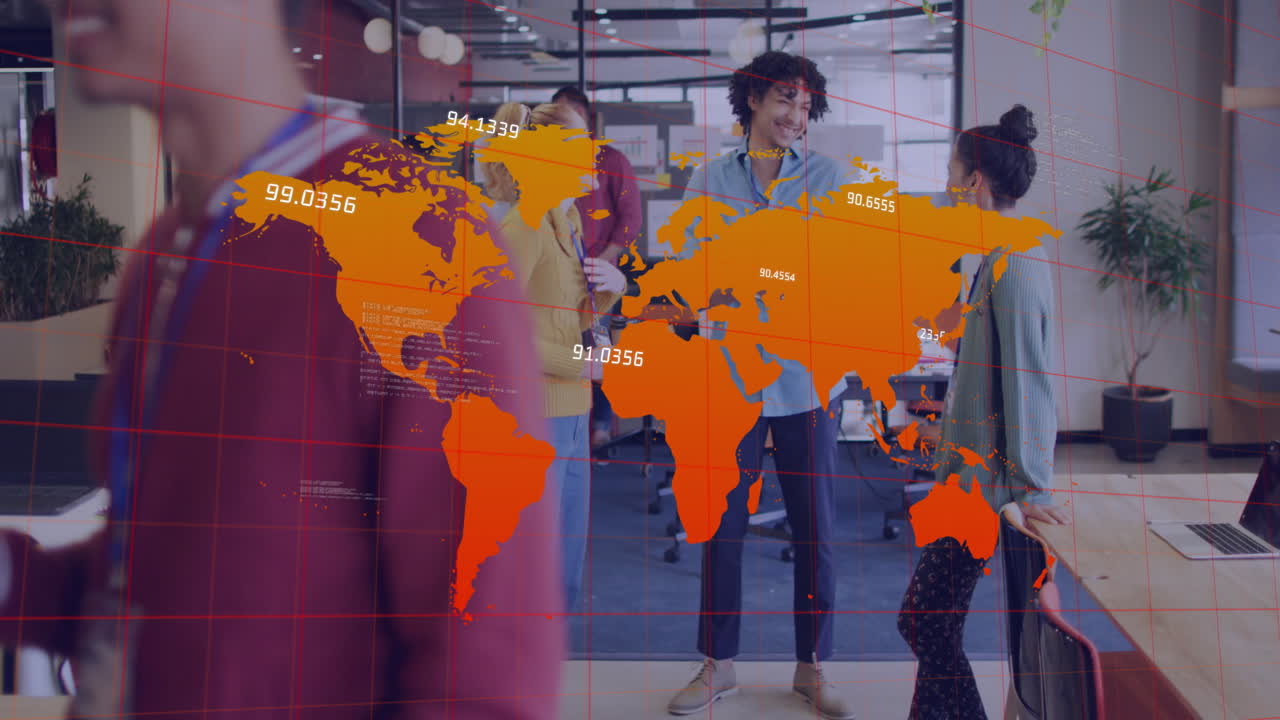 animación de números y lenguaje informático en el mapa, diversos compañeros de trabajo discutiendo durante la pausa para el té