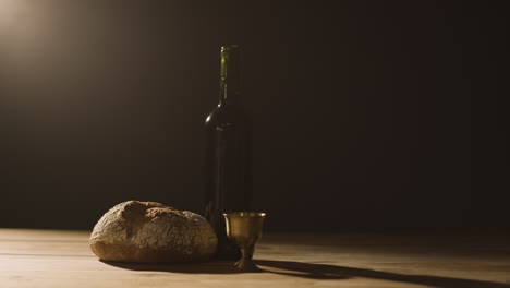 Tiro-De-Concepto-Religioso-Con-Pan-De-Cáliz-Y-Vino-En-Altar-De-Madera-Con-Piscina-De-Luz-1