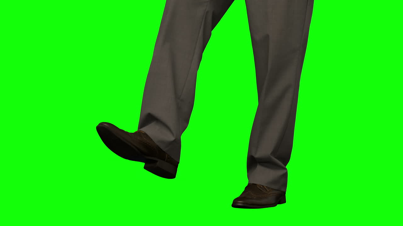 사업가 가 발 을 앞뒤로 움직인다