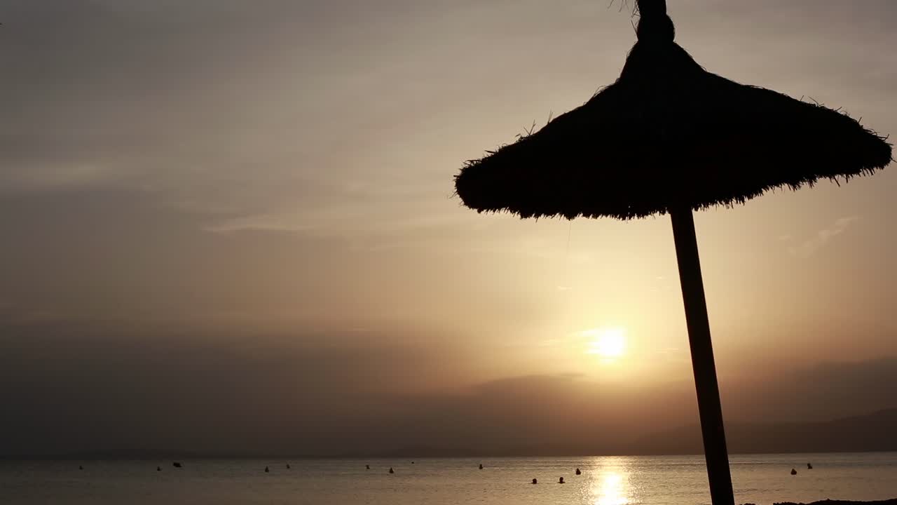 la silueta de la playa al atardecer
