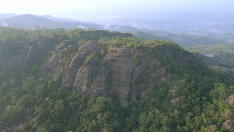 vista aérea del volcán prehistórico de nglanggeran en wonosari yogyakarta, indonesia