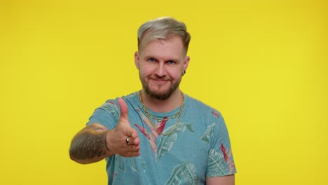 hombre amistoso extendiendo la mano a la cámara, ofreciendo un apretón de mano, saludando con una sonrisa amable, bienvenido