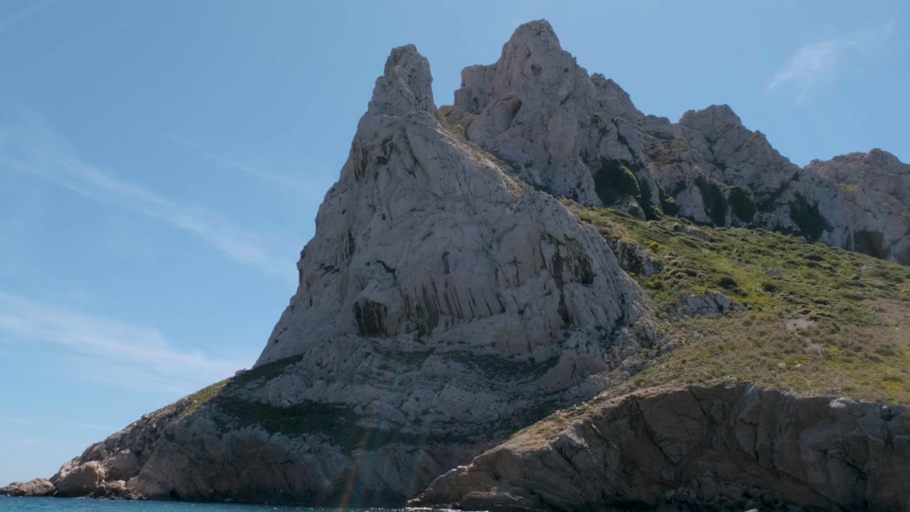 Un paesaggio marino panoramico delle colline di Marsiglia e delle isole circostanti