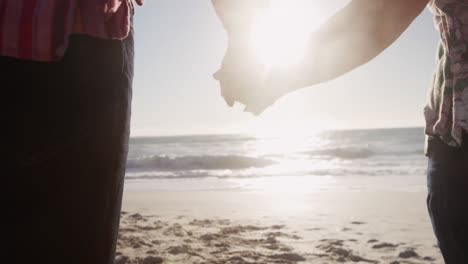 Pareja-Mayor,-Tomados-De-La-Mano,-En-La-Playa