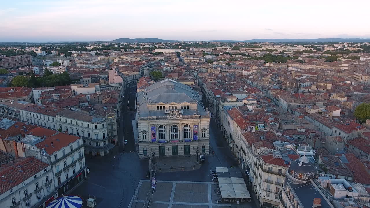 Montpellier Ecusson Place de la Comédie, vista aérea al amanecer con dron