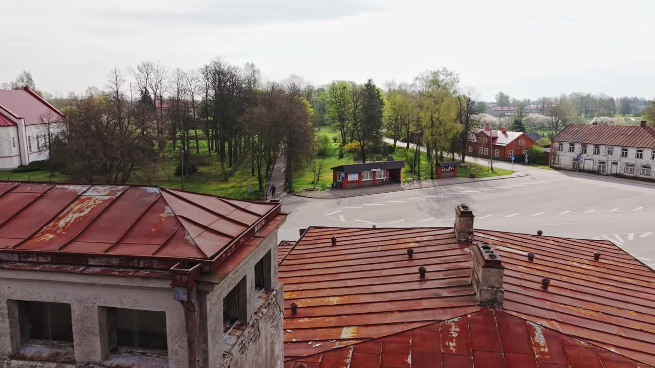 Lenta orbita di un drone rivela la chiesa di Rucava e tranquilli incroci.