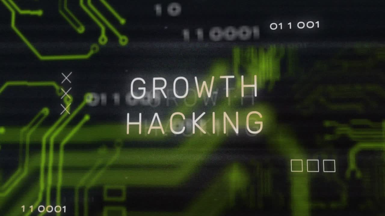 성장 해킹 텍스트, 데이터 처리 및 컴퓨터 회로 보드를 통해 간섭의 애니메이션