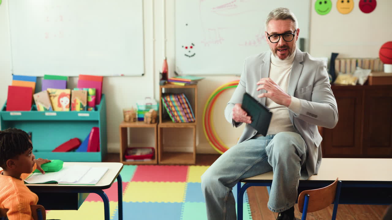 Scena in classe con l'insegnante e gli studenti