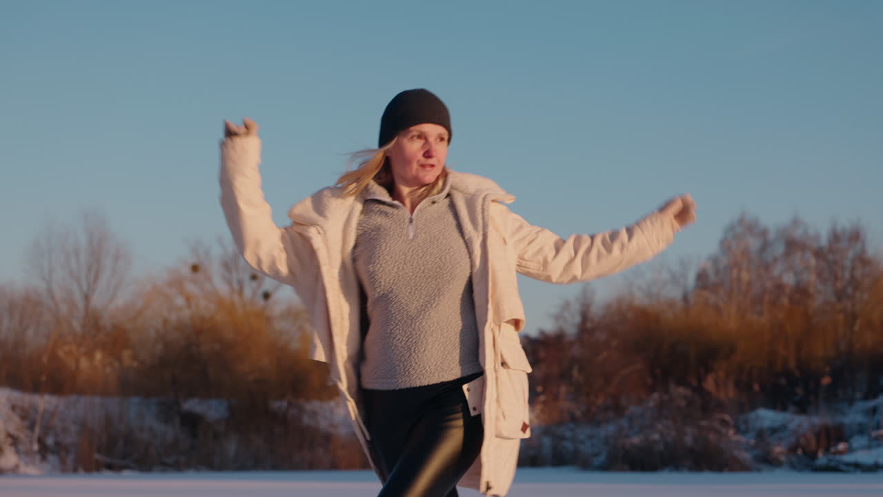 겨울 공원에서 춤을 추는 여자