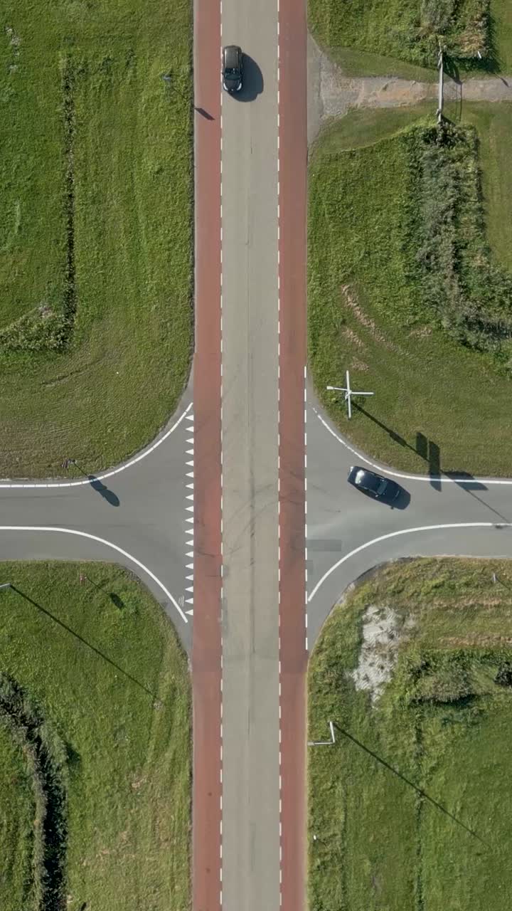 vista aérea de una intersección de carretera de campo con un coche