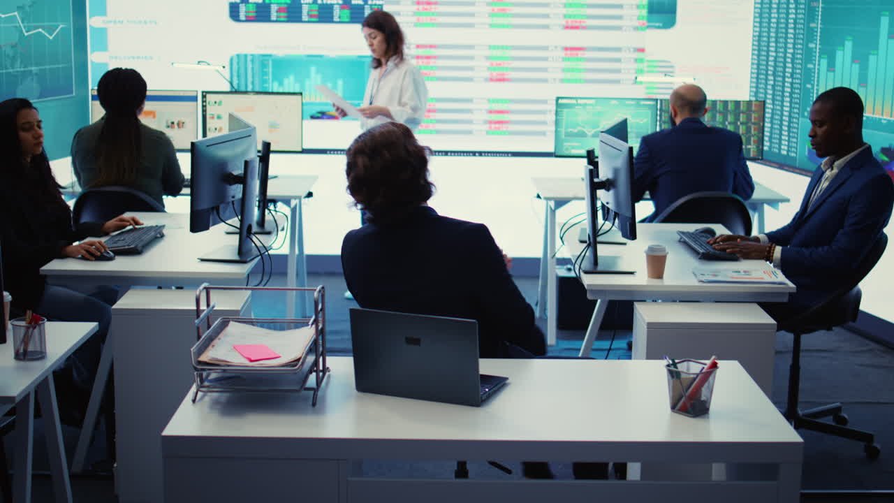 자문위원회의 의장은 잠재적인 회사 확장 계획을 전달합니다.