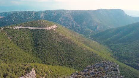 Kran-Nach-Unten-Und-Nach-Vorne-Fliegende-Drohne-über-Berge-Geschossen