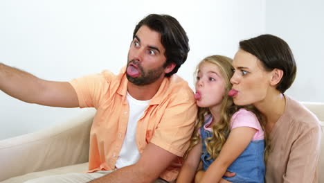 Familia-Feliz-Tomando-Una-Selfie