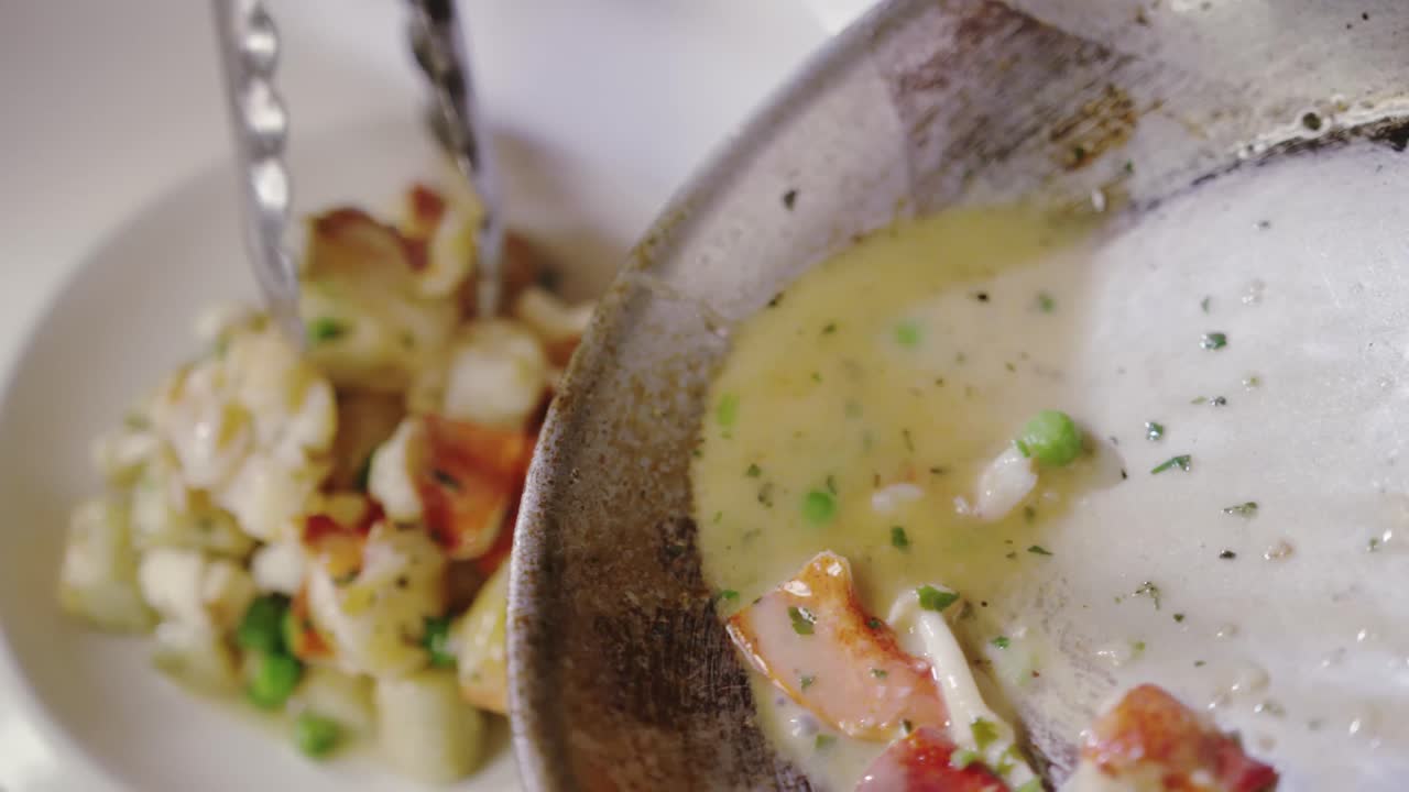 colocando comida italiana en un plato