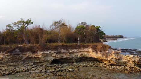 imágenes aéreas de drones que muestran la península de una isla en tailandia y se desplazan directamente hacia el océano