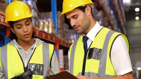 trabajador de almacén usando su tableta