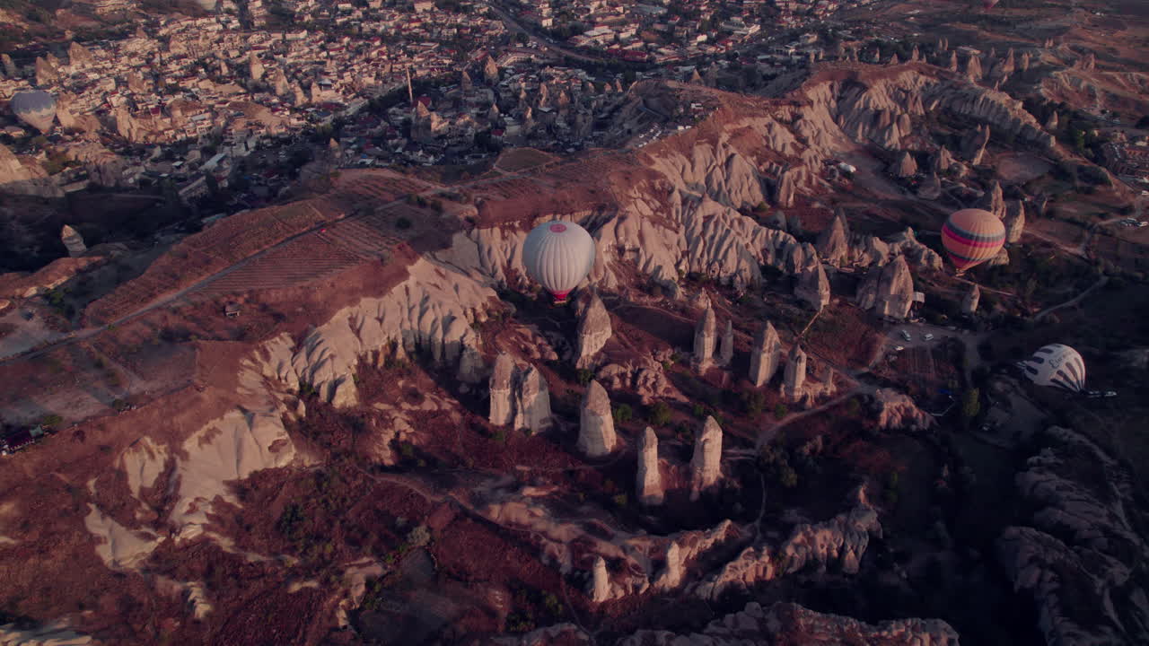 Veduta aerea dei camini delle fate della Cappadocia e delle mongolfiere.