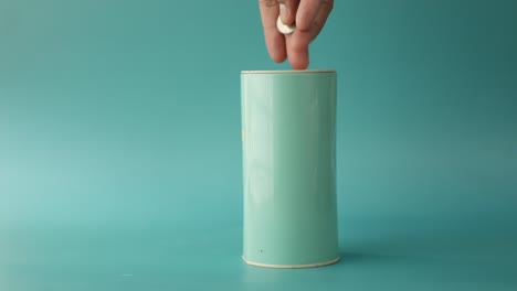 테이블 위 에 동전 을 저장 하는 항아리 와 계산기